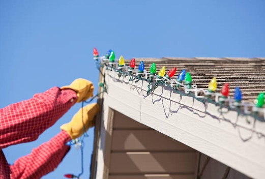 how to safety remove holiday lights on roof in Huntsville, AL