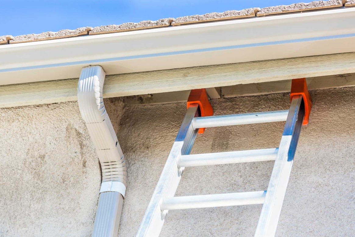 how to spot seamless gutter leaks in Wilmington, NC